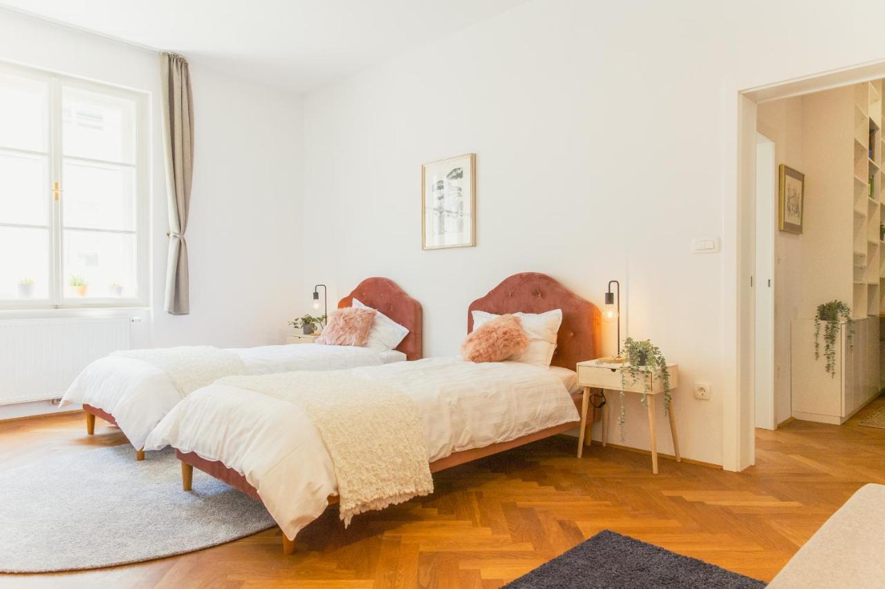 Top Location City Centre Condo In Historic Building With Free Garage Parking Ljubljana Extérieur photo