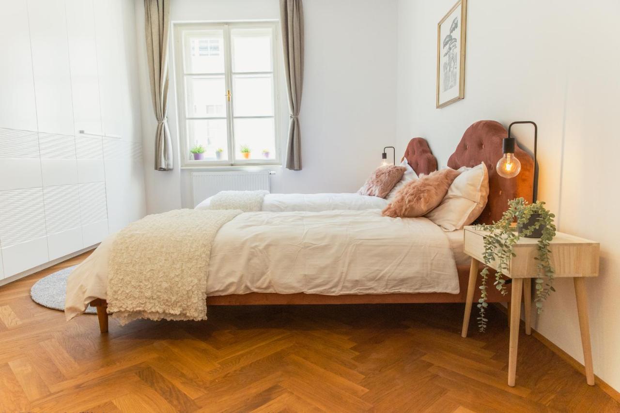 Top Location City Centre Condo In Historic Building With Free Garage Parking Ljubljana Extérieur photo